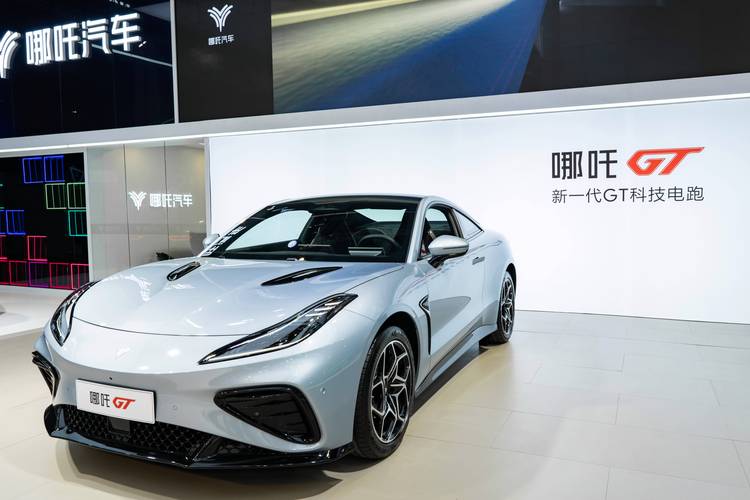 佛山172哪吒汽车在智能汽车领域的表现，领途汽车在新能源汽车市场中的影响力